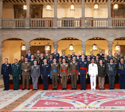 Fotografía de grupo de Su Majestad el Rey acompañado por los asistentes a la audiencia militar a los alumnos del XXIV Curso de Altos Estudios Estratég