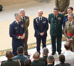 S.M. el Rey conversa con los asistentes a la audiencia militar a los alumnos del XXIV Curso de Altos Estudios Estratégicos para Oficiales Superiores I