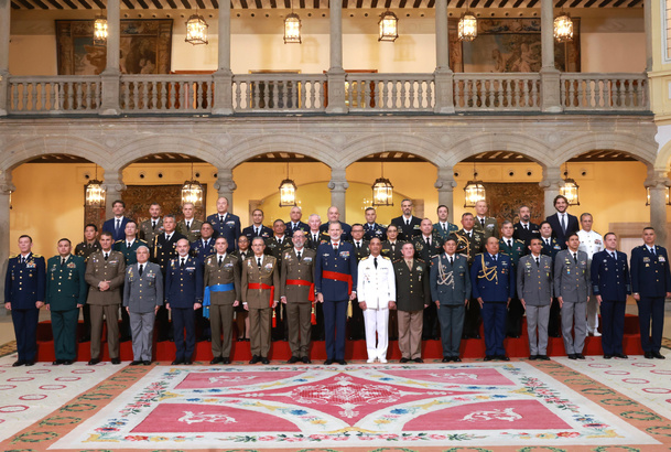 Fotografía de grupo de Su Majestad el Rey acompañado por los asistentes a la audiencia militar a los alumnos del XXIV Curso de Altos Estudios Estratég