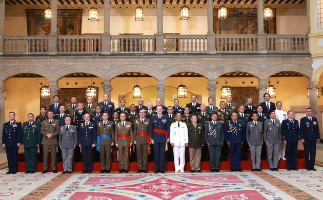 Fotografía de grupo de Su Majestad el Rey acompañado por los asistentes a la audiencia militar a los alumnos del XXIV Curso de Altos Estudios Estratég