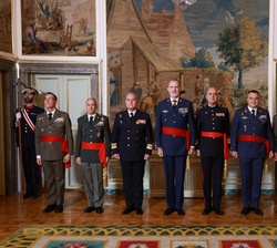 Fotografía de grupo de Su Majestad el Rey junto a los componentes de la audiencia militar a un grupo de generales de división y vicealmirantes