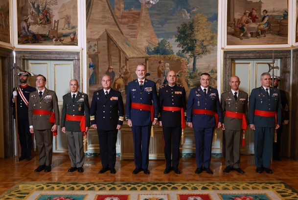 Fotografía de grupo de Su Majestad el Rey junto a los componentes de la audiencia militar a un grupo de generales de división y vicealmirantes