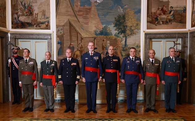 Fotografía de grupo de Su Majestad el Rey junto a los componentes de la audiencia militar a un grupo de generales de división y vicealmirantes