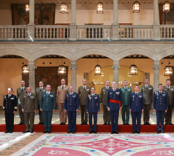 Fotografía de grupo de Su Majestad el Rey junto a los asistentes a la audiencia militar a un grupo de coroneles y capitanes de navío