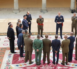 S.M. el Rey conversa con los asistentes a la audiencia militar a un grupo de coroneles y capitanes de navío