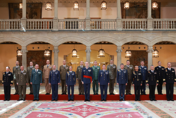 Fotografía de grupo de Su Majestad el Rey junto a los asistentes a la audiencia militar a un grupo de coroneles y capitanes de navío