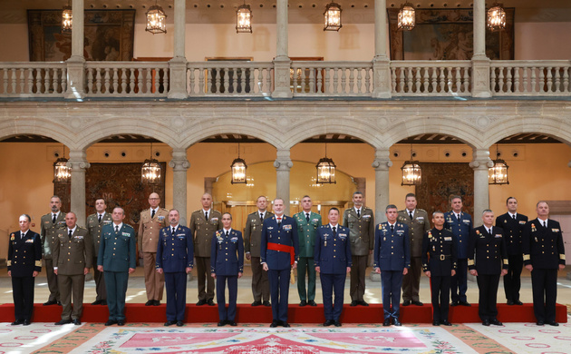 Fotografía de grupo de Su Majestad el Rey junto a los asistentes a la audiencia militar a un grupo de coroneles y capitanes de navío