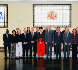 Don Felipe junto a los miembros del Patronato, del comité de dirección y los ponentes de la Fundación CODESPA