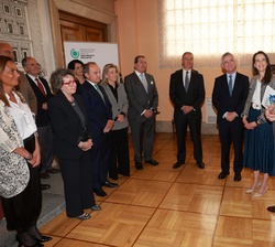 El Rey conversa con los miembros del jurado de la XXIII edición de los Premios CODESPA
