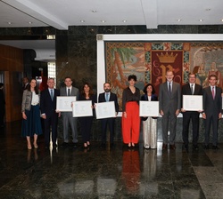 Don Felipe junto a los representantes de las empresas reconocidas por su participación en Prosper4ALL