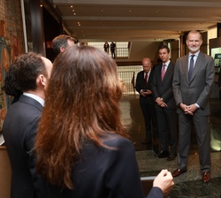 El Rey conversa con los miembros del jurado de la XXIII edición de los Premios CODESPA