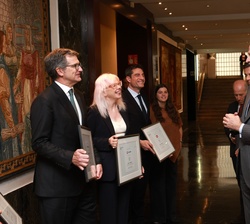 Don Felipe con los representantes de las empresas reconocidas por su participación en Prosper4ALL
