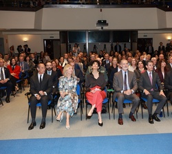 Su Majestad el Rey ocupa su lugar en el auditorio antes del inicio del acto de entrega de premios