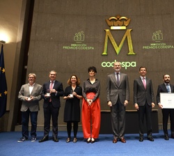Don Felipe junto a los galardonados y finalistas de la XXIII edición de los Premios CODESPA