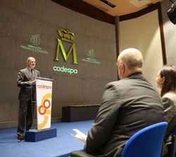 Su Majestad el Rey pronuncia sus palabras durante el acto de entrega de los Premios CODESPA