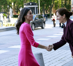 Su Majestad la Reina recibe el saludo de la ministra de Sanidad, Mónica García