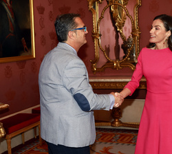 Su Majestad la Reina recibe el saludo del presidente de FEDER y ALIBER, Juan Carrión