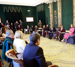 Su Majestad la Reina durante el encuentro informal sobre enfermedades raras