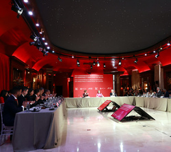Vista general de la mesa del plenario de la XVII Conferencia Iberoamericana