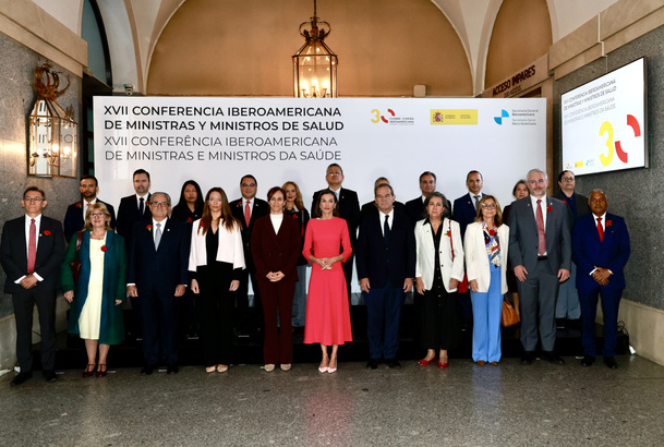 Fotografía de grupo con los jefes de delegación de la reunión ministerial