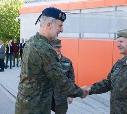 Su Majestad el Rey recibido por el teniente general, comandante del Mando de Operaciones (CMOPS), José Antonio Agüero Martínez