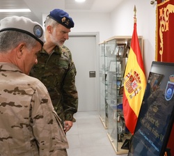 Su Majestad el Rey contempla un placa conmemorativa de la visita al Mando Conjunto del Ciberespacio