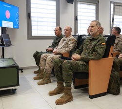 Su Majestad el Rey durante su visita al Mando Conjunto del Ciberespacio