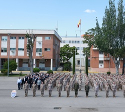 Su Majestad con el personal del Mando Conjunto del Ciberespacio