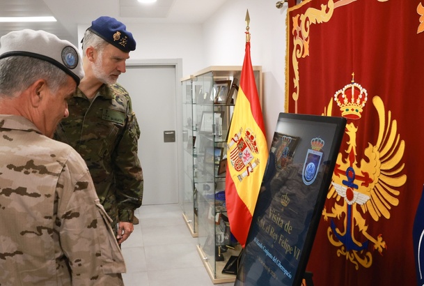 Su Majestad el Rey contempla un placa conmemorativa de la visita al Mando Conjunto del Ciberespacio