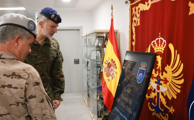 Su Majestad el Rey contempla un placa conmemorativa de la visita al Mando Conjunto del Ciberespacio