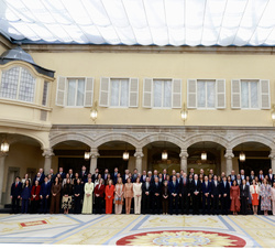 Su Majestad el Rey posa junto a los miembros de las promociones de 1991, 1992, 2024 y 2026 del Cuerpo de Abogados del Estado