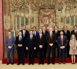 Su Majestad el Rey junto a los componentes de la Asamblea del Grupo de Ciudades Patrimonio de la Humanidad de España