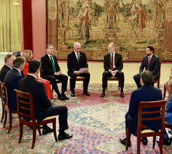Don Felipe atendiendo a la exposición del presidente de la Asamblea 