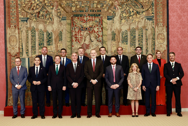 Su Majestad el Rey junto a los componentes de la Asamblea del Grupo de Ciudades Patrimonio de la Humanidad de España