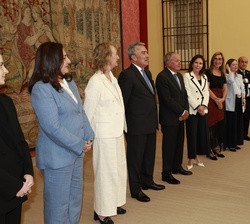Don Felipe conversa con los miembros de la familia Luksic a su llegada al acto