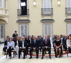 El Rey ocupa su lugar en el Salón Borbones junto a las autoridades e invitados asistentes al acto