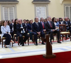Don Felipe escucha la lectura del acta del jurado del X Premio Enrique V. Iglesias al Desarrollo del Espacio Empresarial Iberoamericano