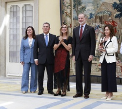 Su Majestad el Rey juanto a la familia Luksic tras la entrega del galardón