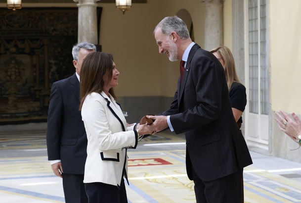 El Rey entrega la estatuilla conmemorativa del X Premio Enrique V. Iglesias al Desarrollo del Espacio Empresarial Iberoamericano a la familia Luksic