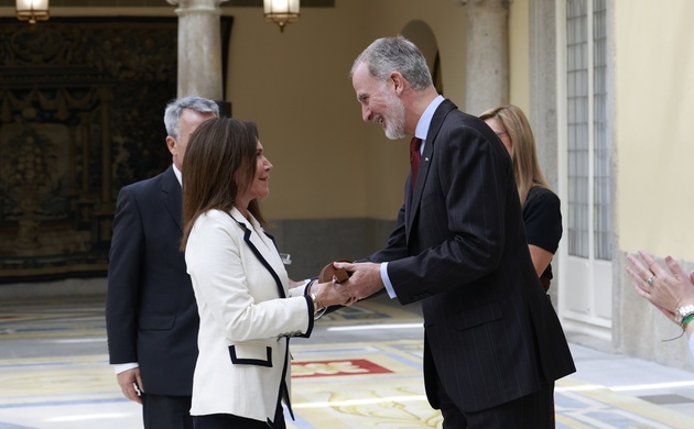 El Rey entrega la estatuilla conmemorativa del X Premio Enrique V. Iglesias al Desarrollo del Espacio Empresarial Iberoamericano a la familia Luksic