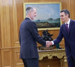 Su Majestad el Rey recibe el saludo del presidente del Gobierno, Pedro Sánchez