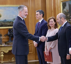 Su Majestad el Rey recibe el saludo del presidente del Senado, Pedro Rollán