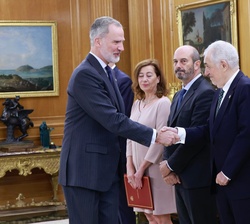 Su Majestad el Rey recibe el saludo del presidente del Tribunal Constitucional, Cándido Conde-Pumpido