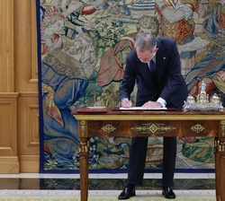 Su Majestad el Rey firma la sanción de la reforma del apartado 3 del Artículo 69 de la Constitución Española