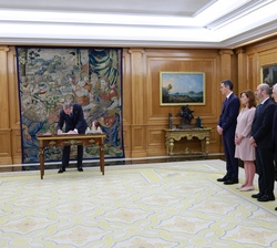 Su Majestad el Rey durante la firma de la sanción de la reforma del apartado 3 del Artículo 69 de la Constitución en presencia de los representantes d