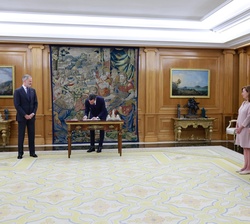 El presidente del Gobierno firma el referendo de la sanción de la reforma del apartado 3 del Artículo 69 de la Constitución