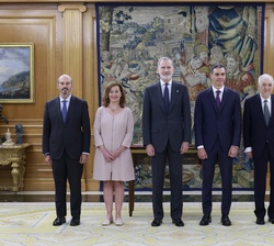 Su Majestad el Rey con el presidente del Gobierno, la presidenta del Congreso, el presidente del Senado, el presidente del Tribunal Constitucional y l