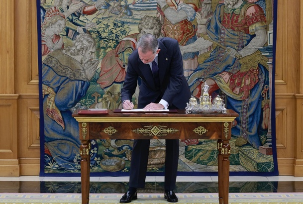 Su Majestad el Rey firma la sanción de la reforma del apartado 3 del Artículo 69 de la Constitución Española