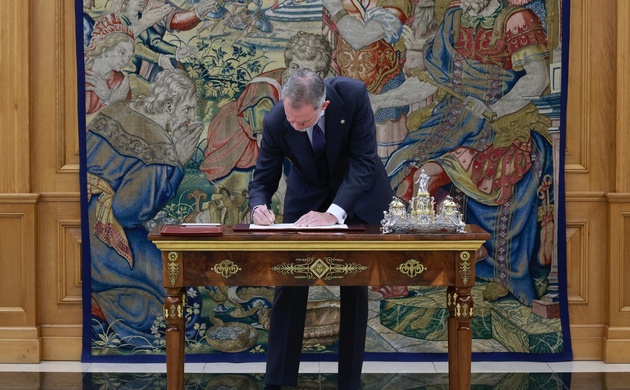 Su Majestad el Rey firma la sanción de la reforma del apartado 3 del Artículo 69 de la Constitución Española