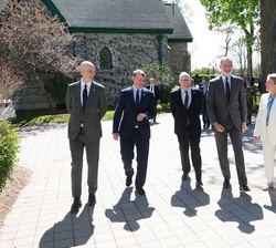 Su Majestad el Rey con el expresidente del Patronato de la Fundación del LCS, Andrew Dumbford; el presidente de la Junta Directiva del LCS, Hugh MacDo